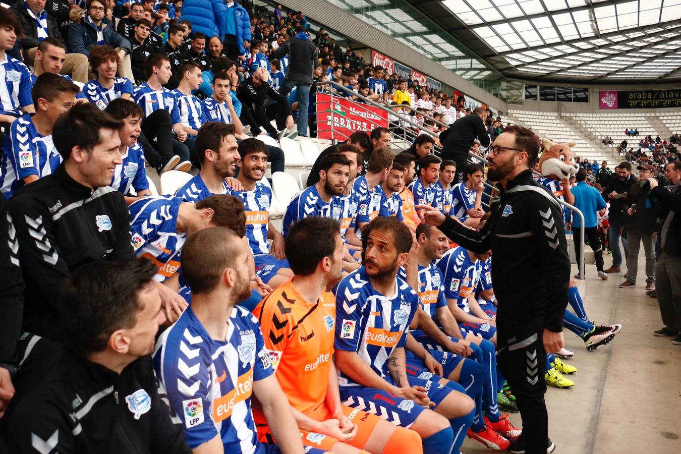 Los jugadores del Álaves posan para la foto de El Correo