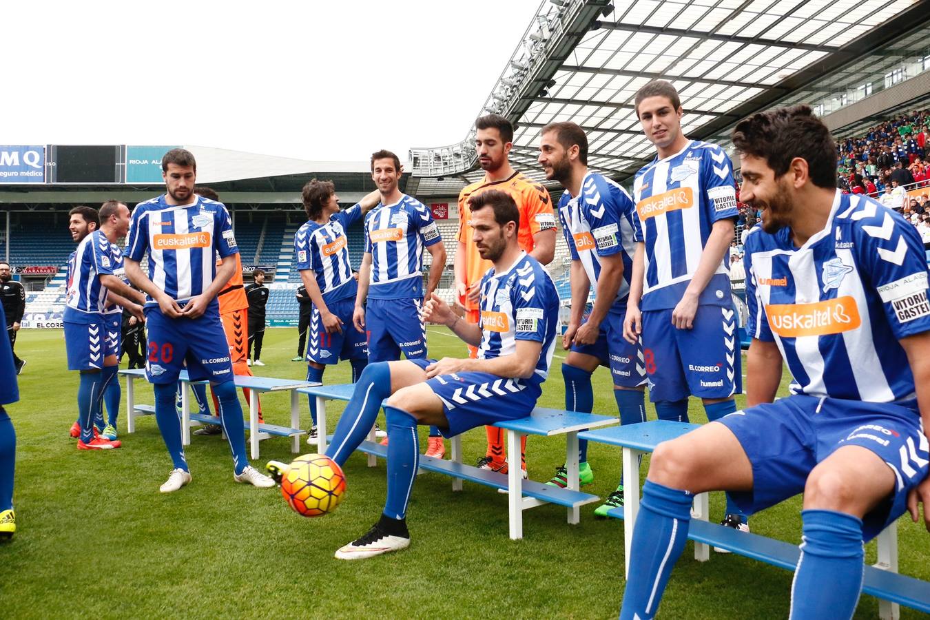 Los jugadores del Álaves posan para la foto de El Correo