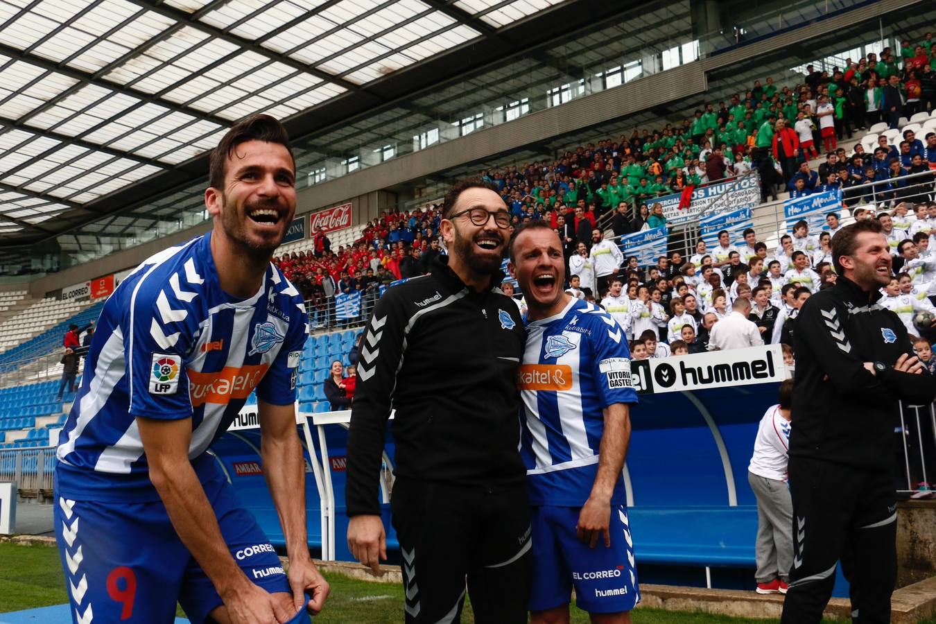 Los jugadores del Álaves posan para la foto de El Correo