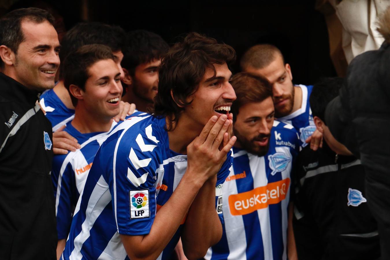 Los jugadores del Álaves posan para la foto de El Correo