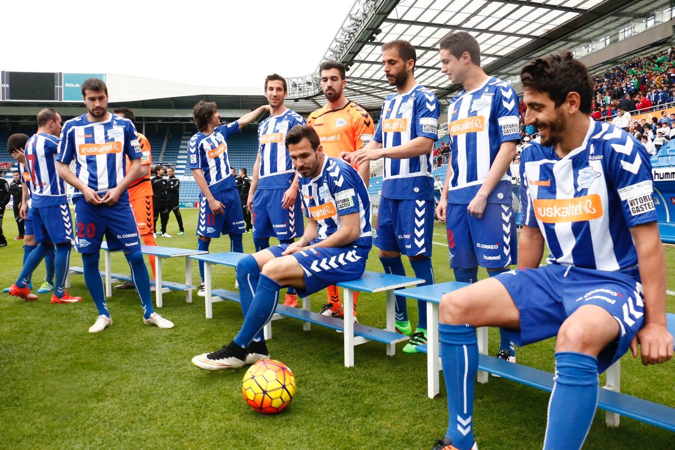 Los jugadores del Álaves posan para la foto de El Correo