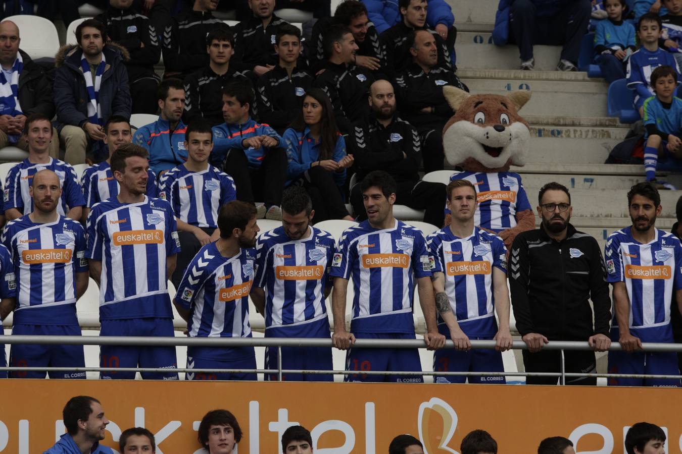 Los jugadores del Álaves posan para la foto de El Correo