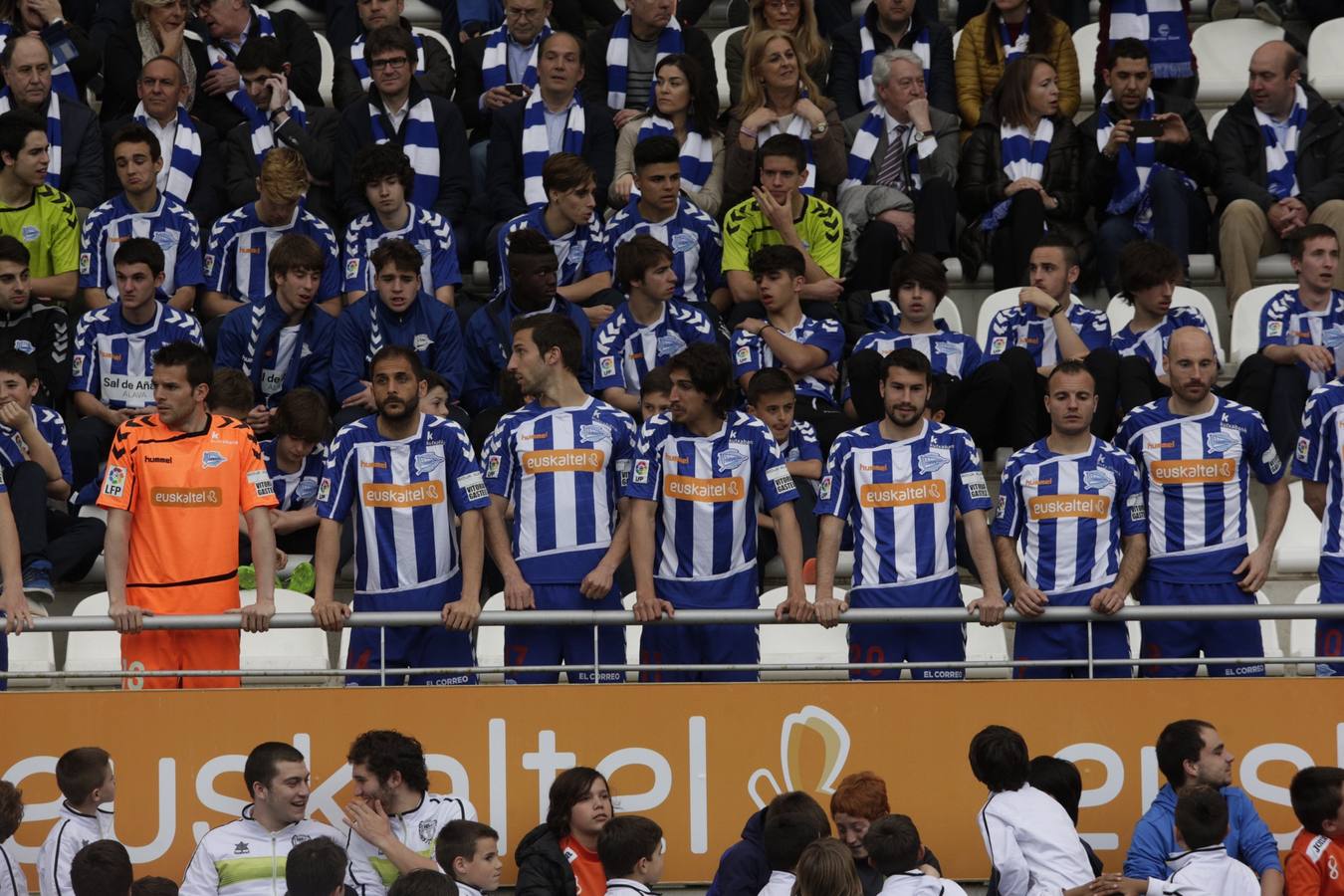 Los jugadores del Álaves posan para la foto de El Correo