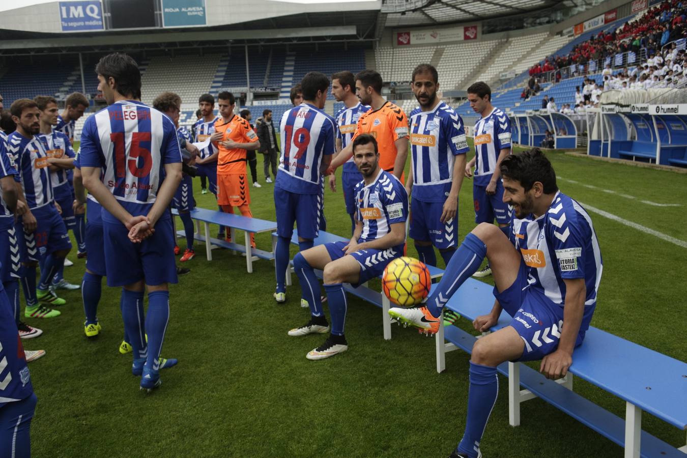 Los jugadores del Álaves posan para la foto de El Correo