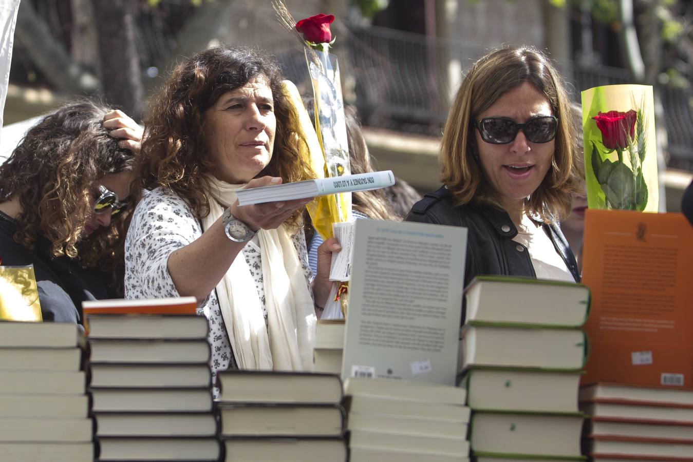 Cataluña celebra la tradicional fiesta de Sant Jordi