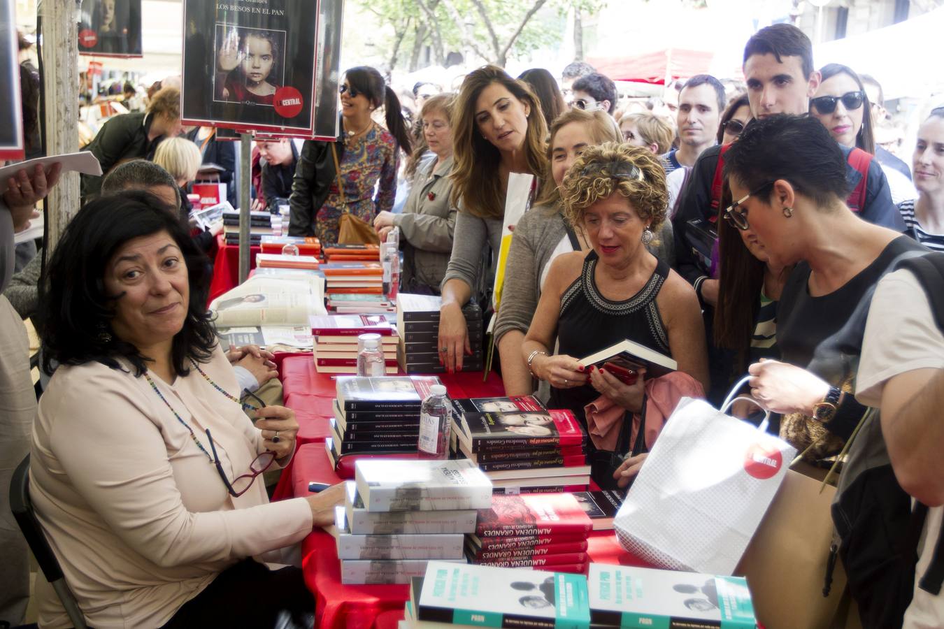 Cataluña celebra la tradicional fiesta de Sant Jordi