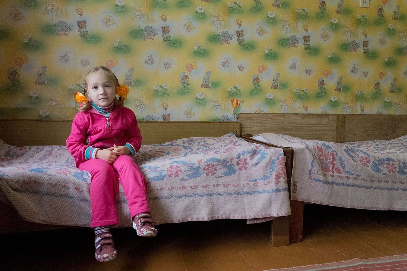 Vika, en su dormitorio del orfanato de Novogrudo.