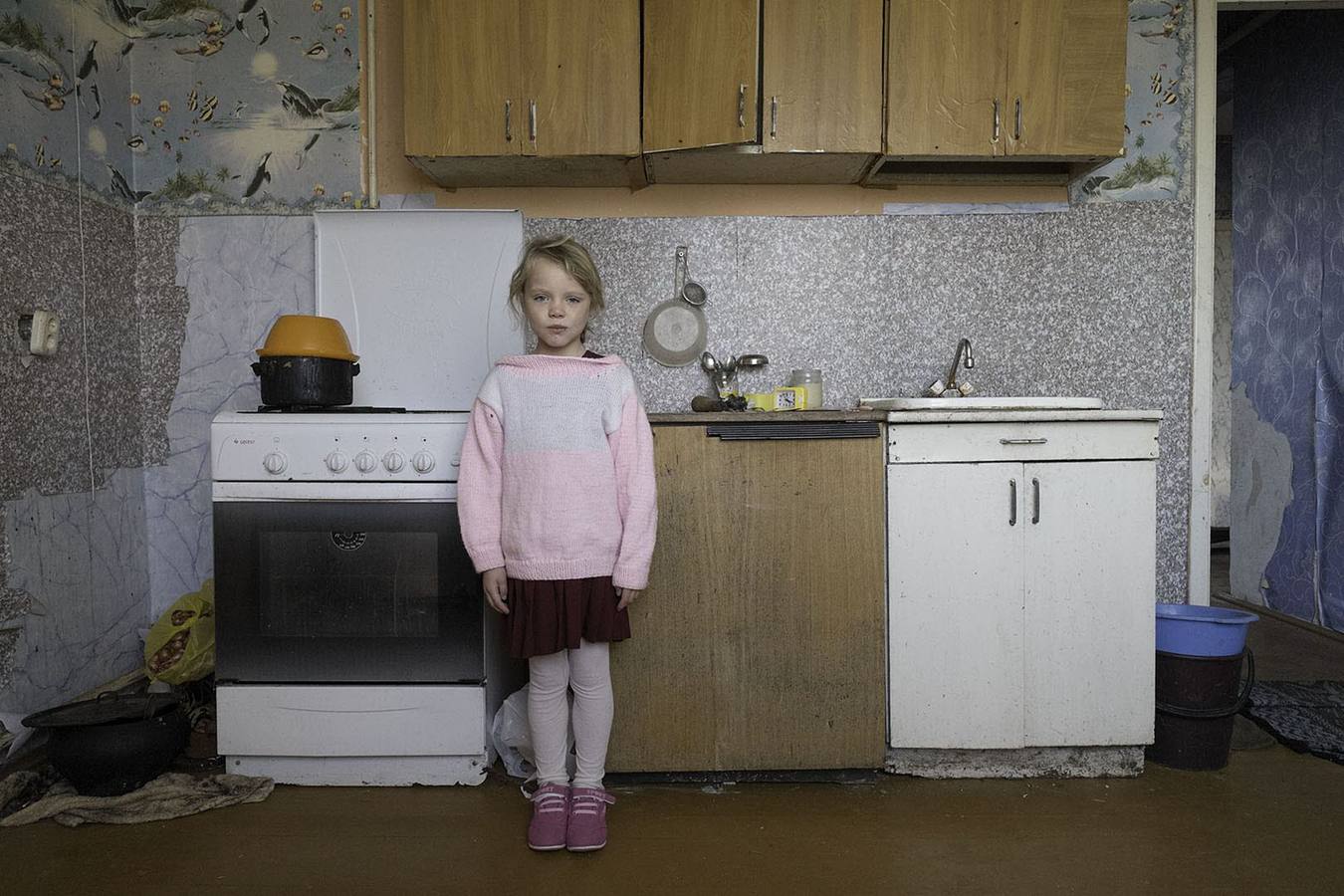 Maya posa en la cocina de su casa, en Malaskovichi, ajena a la sorpresa que le tiene reservada el destino. Una familia de Bilbao la acogió el año pasado, un gesto sencillo que permitió alejarla de la marginalidad y reforzar sus defensas en un entorno marcado por el afecto.