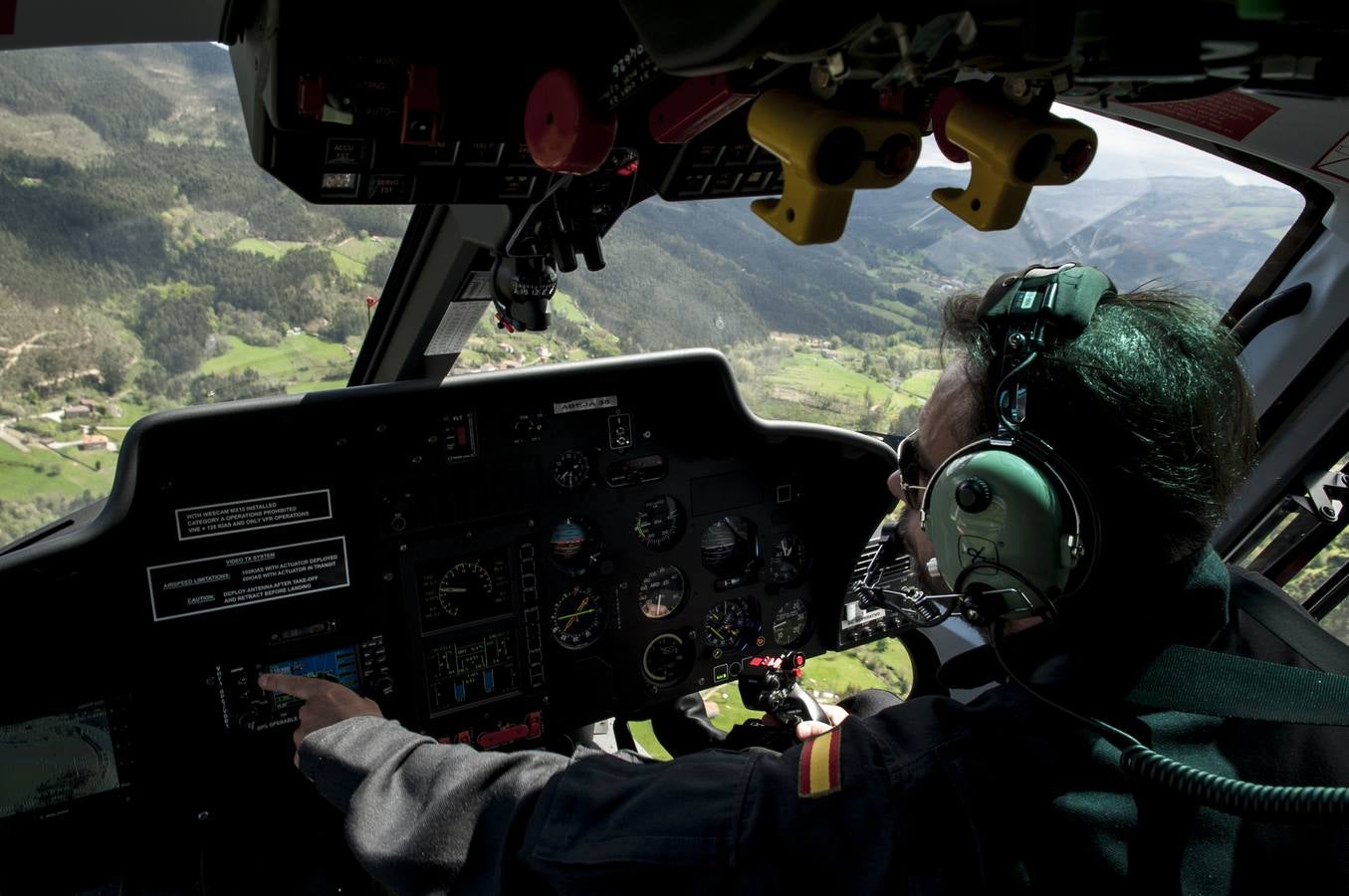 El helicóptero Pegasus de la DGT peina los 12 kilómetros que separan Castro de la muga con Bizkaia