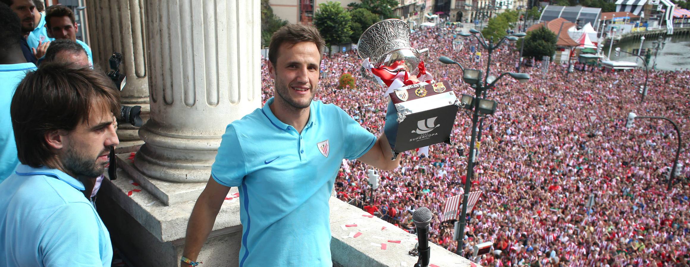 Gurpegui posa en el balcón del Ayuntamiento con el trofeo de la Supercopa ante miles de aficionados.