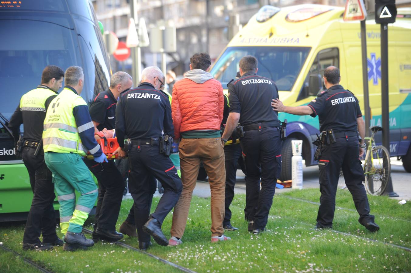 El tranvía arrolla a un ciclista en Vitoria