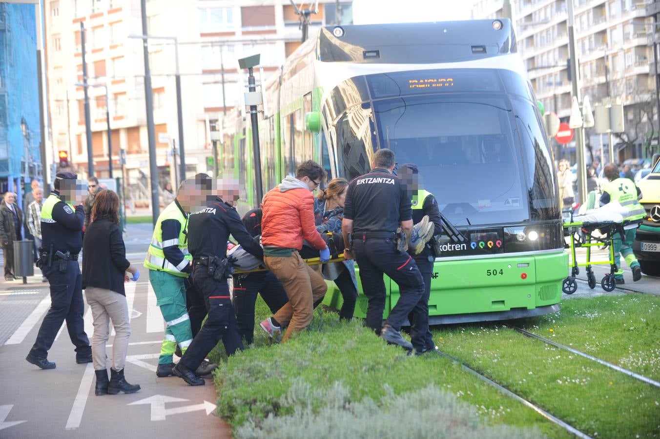 El tranvía arrolla a un ciclista en Vitoria