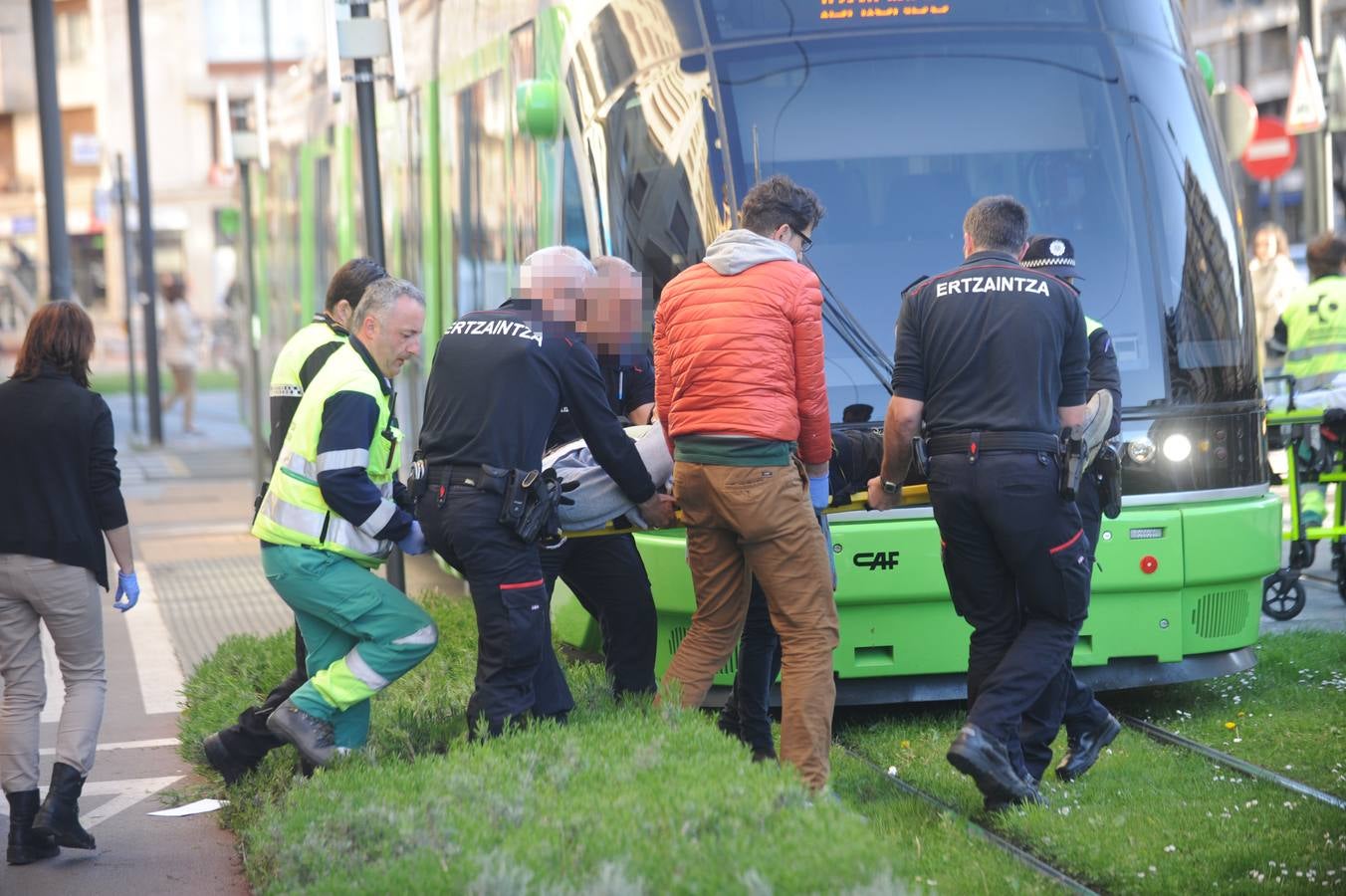 El tranvía arrolla a un ciclista en Vitoria