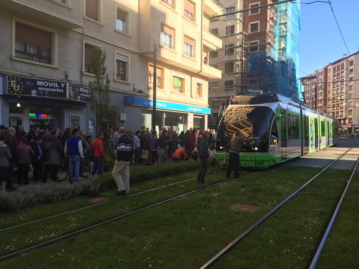 El tranvía arrolla a un ciclista en Vitoria