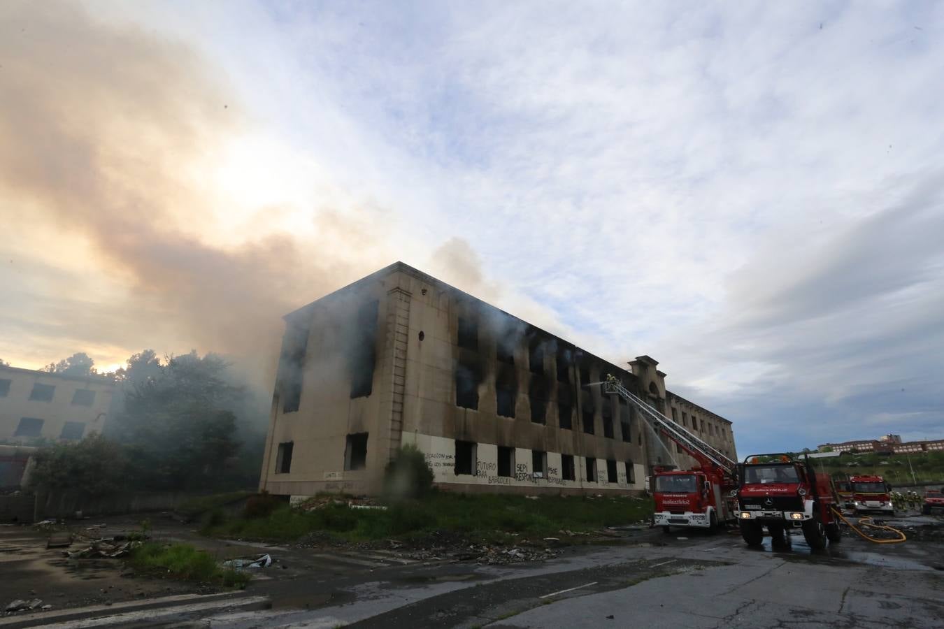 Espectacular incendio en la fábrica abandonada Babcock