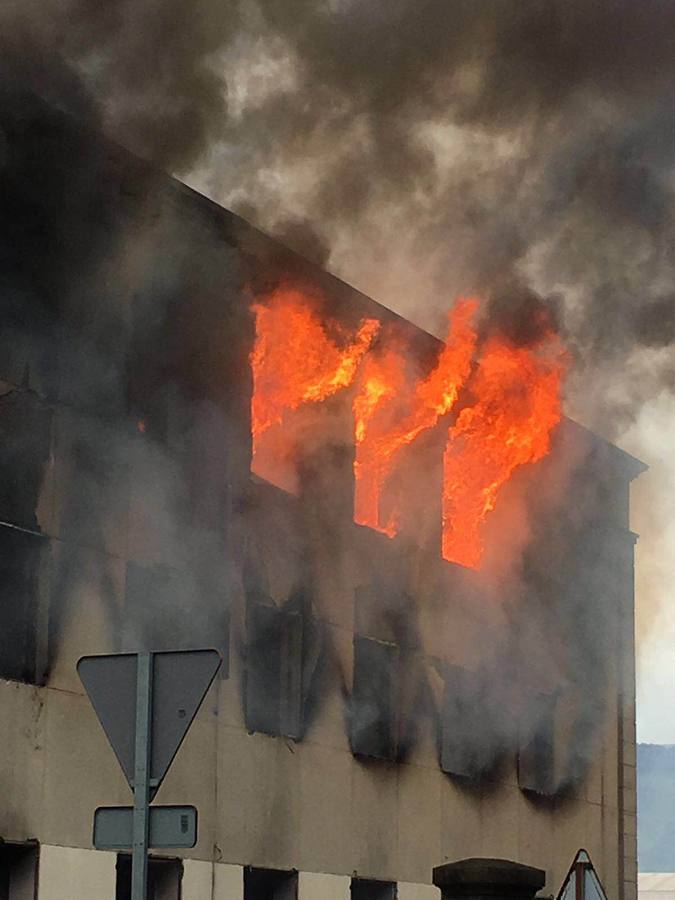 Espectacular incendio en la fábrica abandonada Babcock