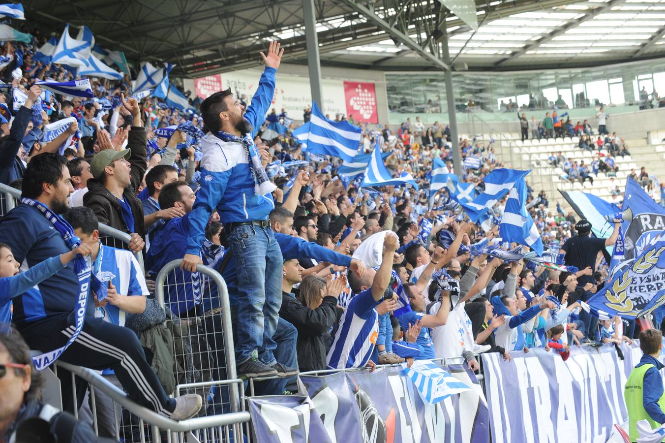 La afición del Alavés se vuelca con el equipo