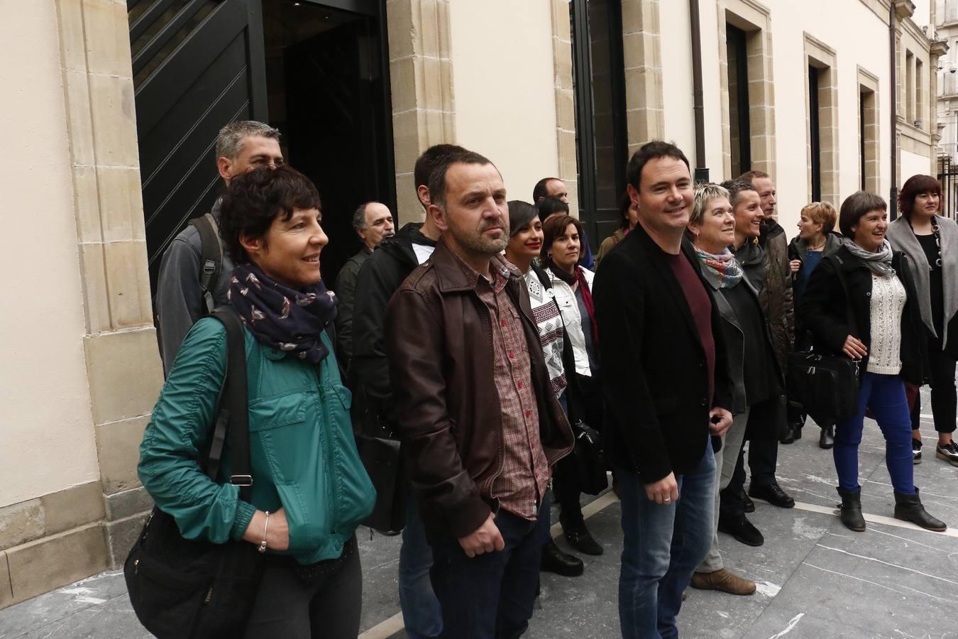 Arraiz, arropado a la entrada del Parlamento vasco