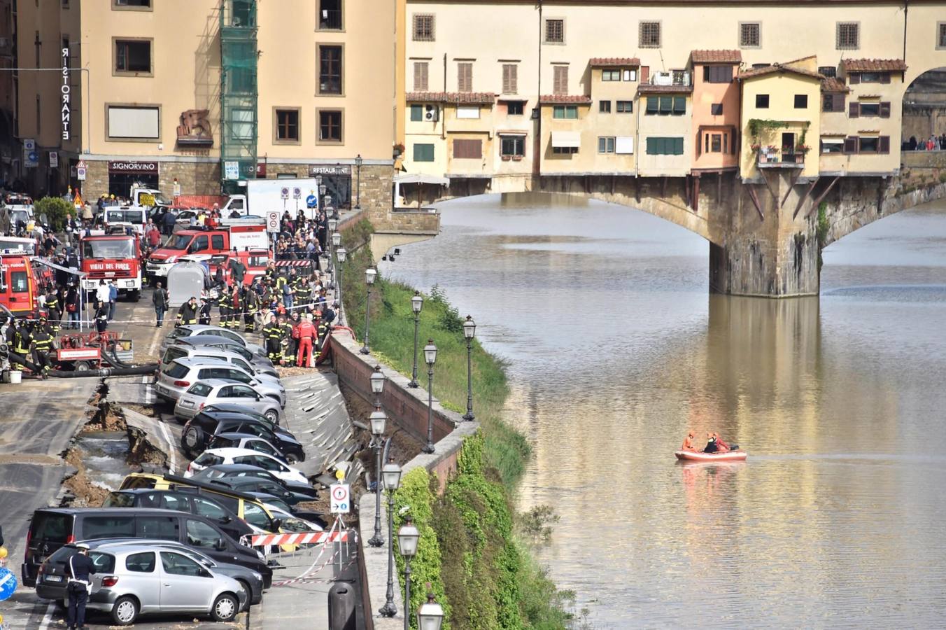 Un gran socavón se traga 20 coches en el centro de Florencia