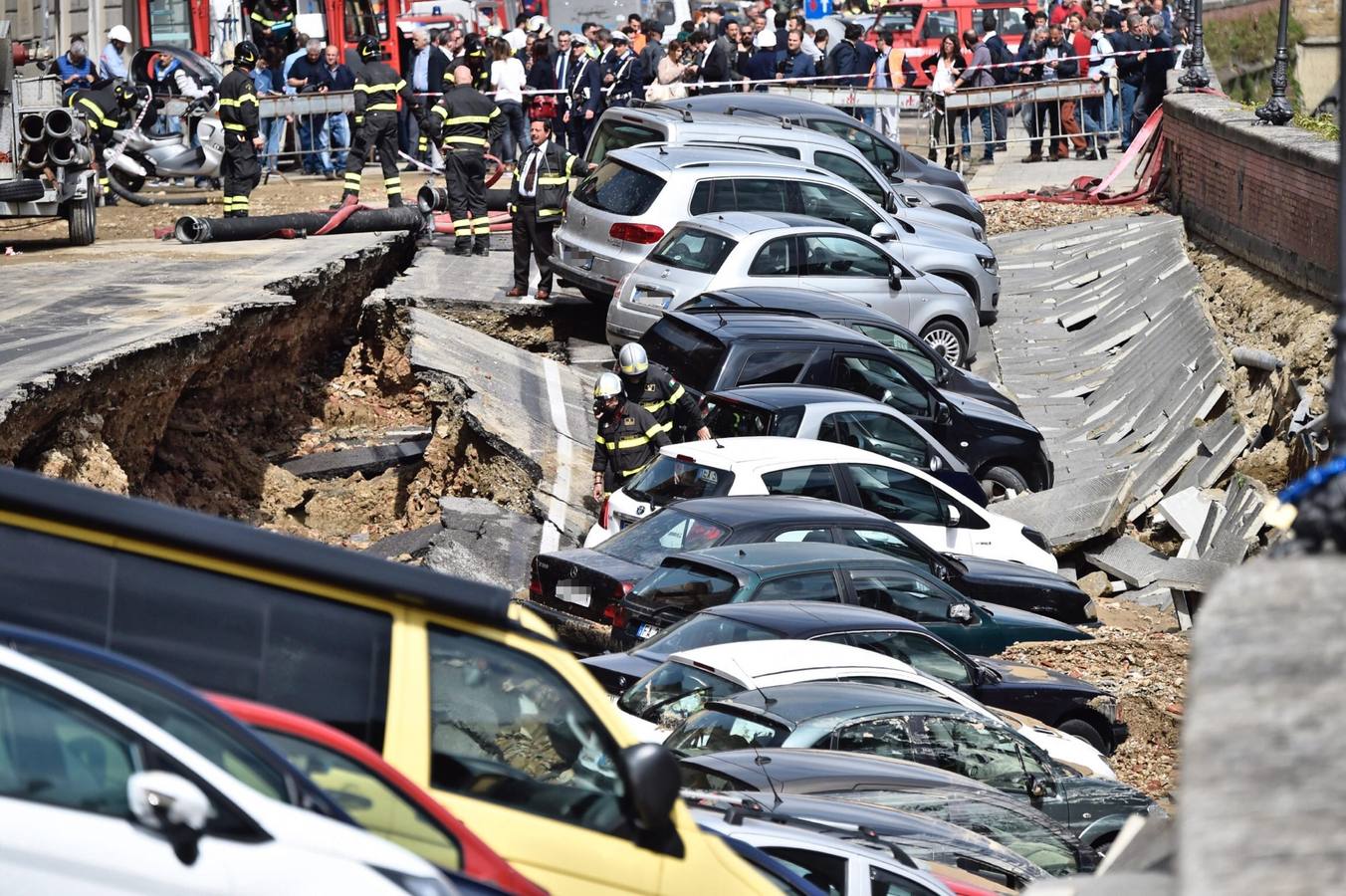 Un gran socavón se traga 20 coches en el centro de Florencia