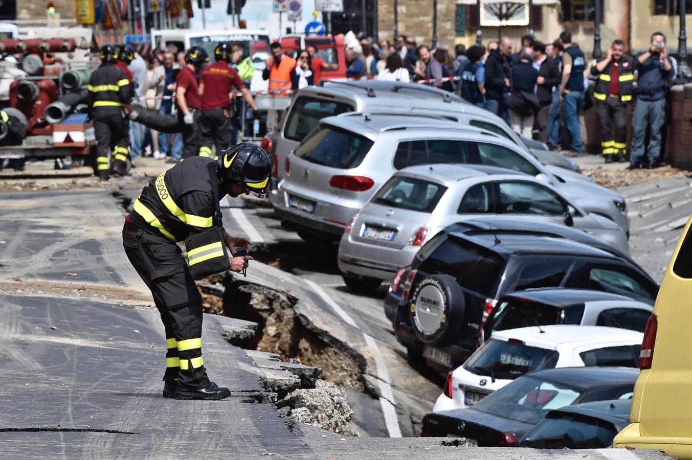 Un gran socavón se traga 20 coches en el centro de Florencia