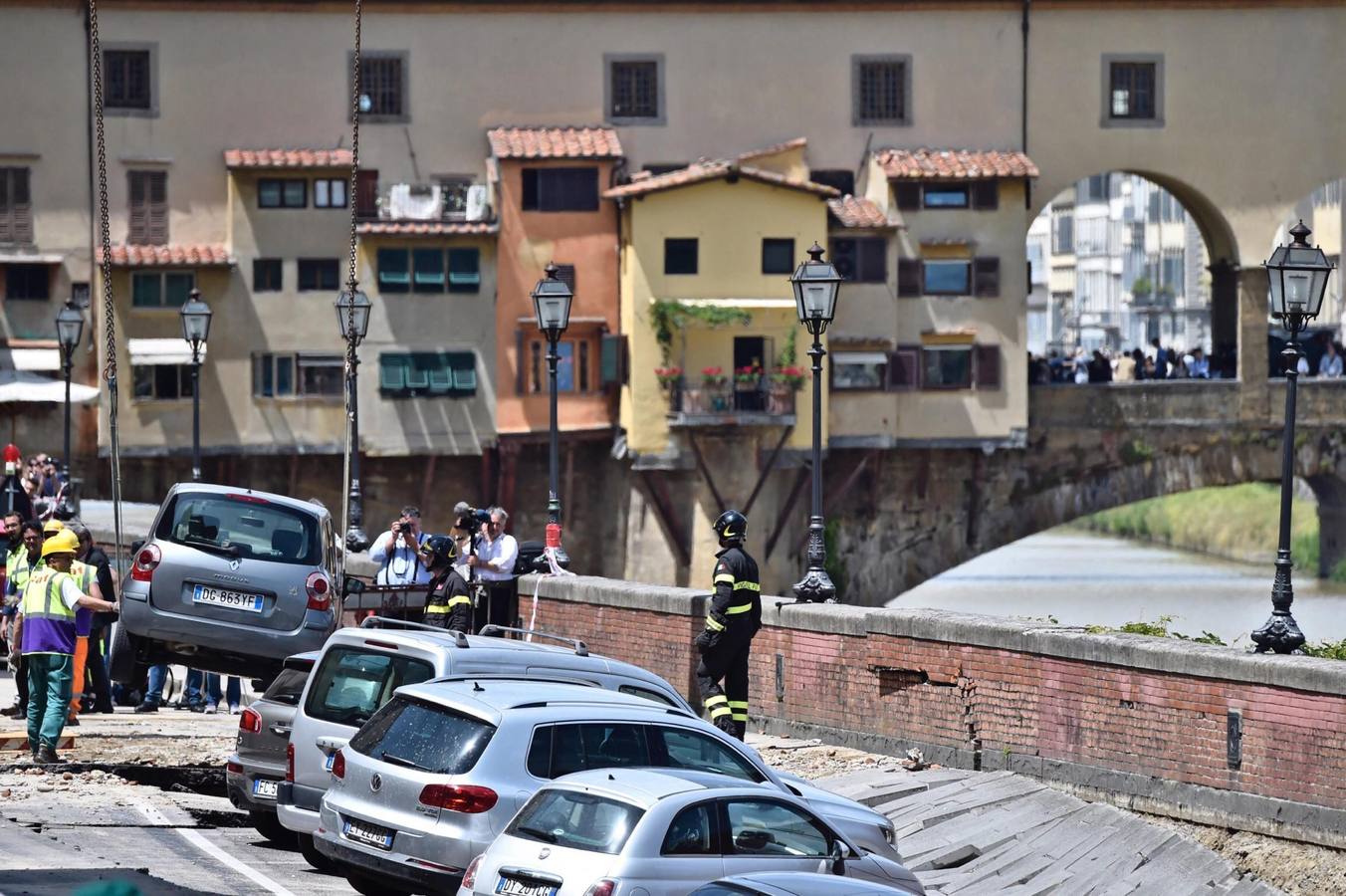 Un gran socavón se traga 20 coches en el centro de Florencia