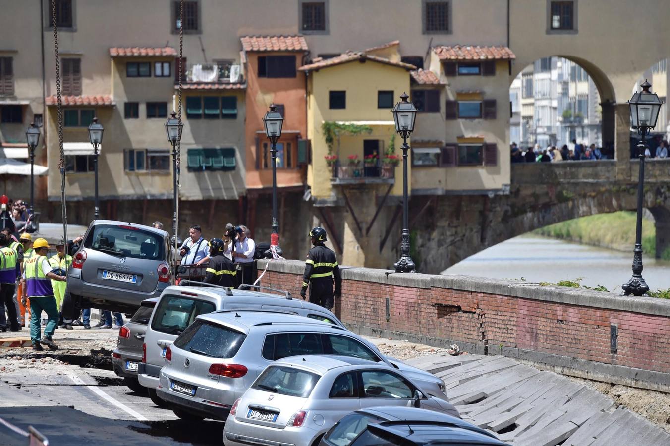 Un gran socavón se traga 20 coches en el centro de Florencia