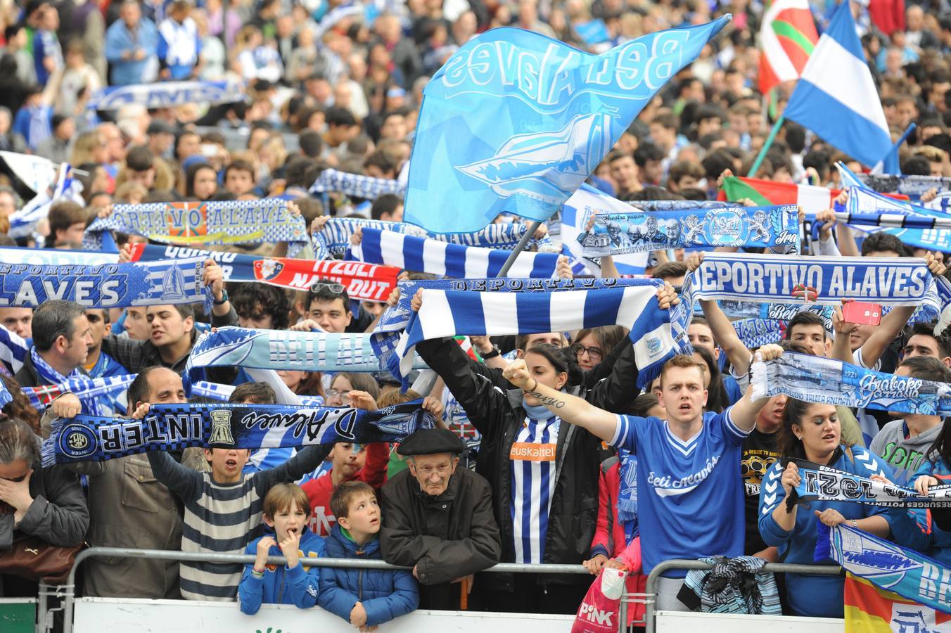 Vitoria celebra el ascenso del Alavés