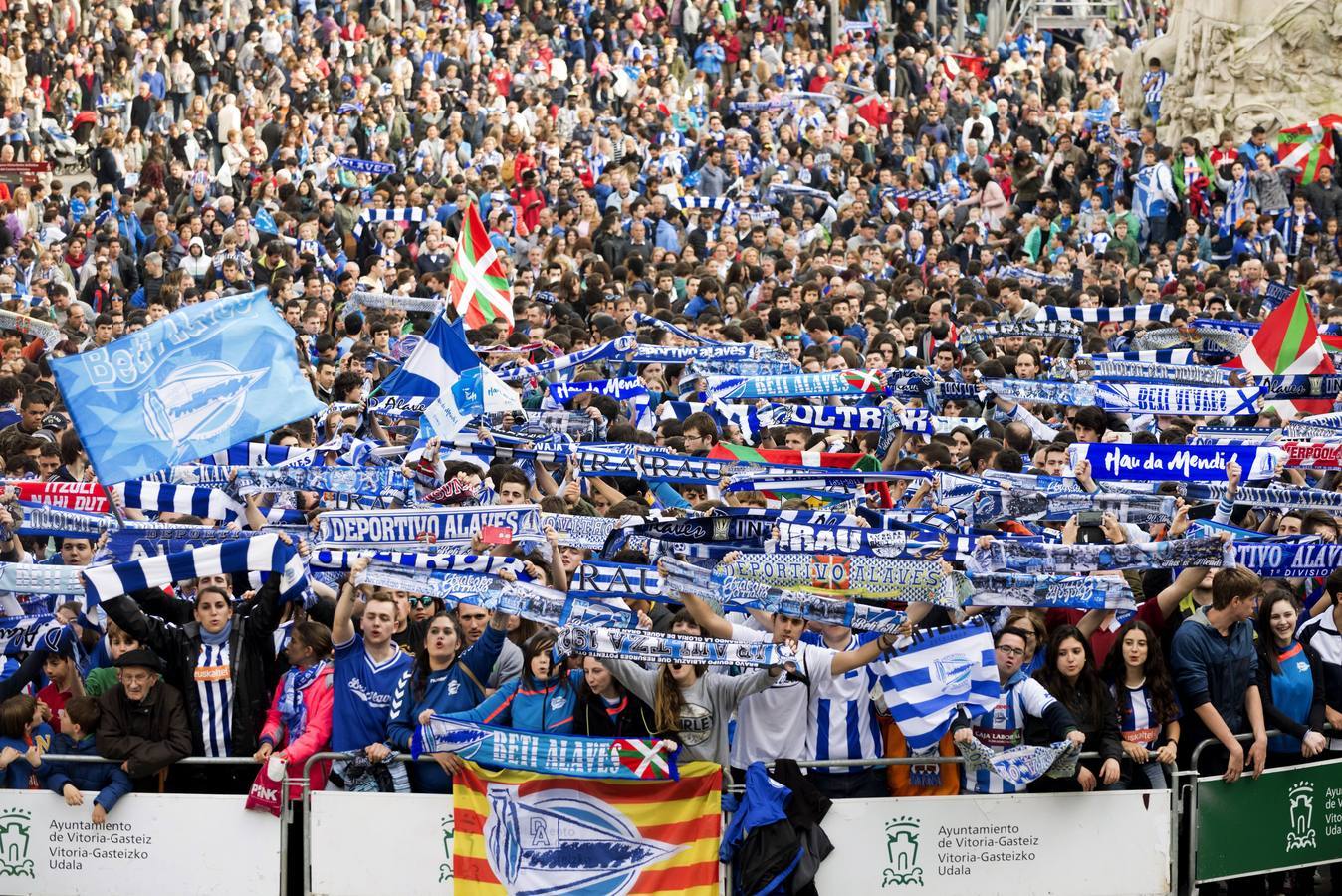 Vitoria celebra el ascenso del Alavés