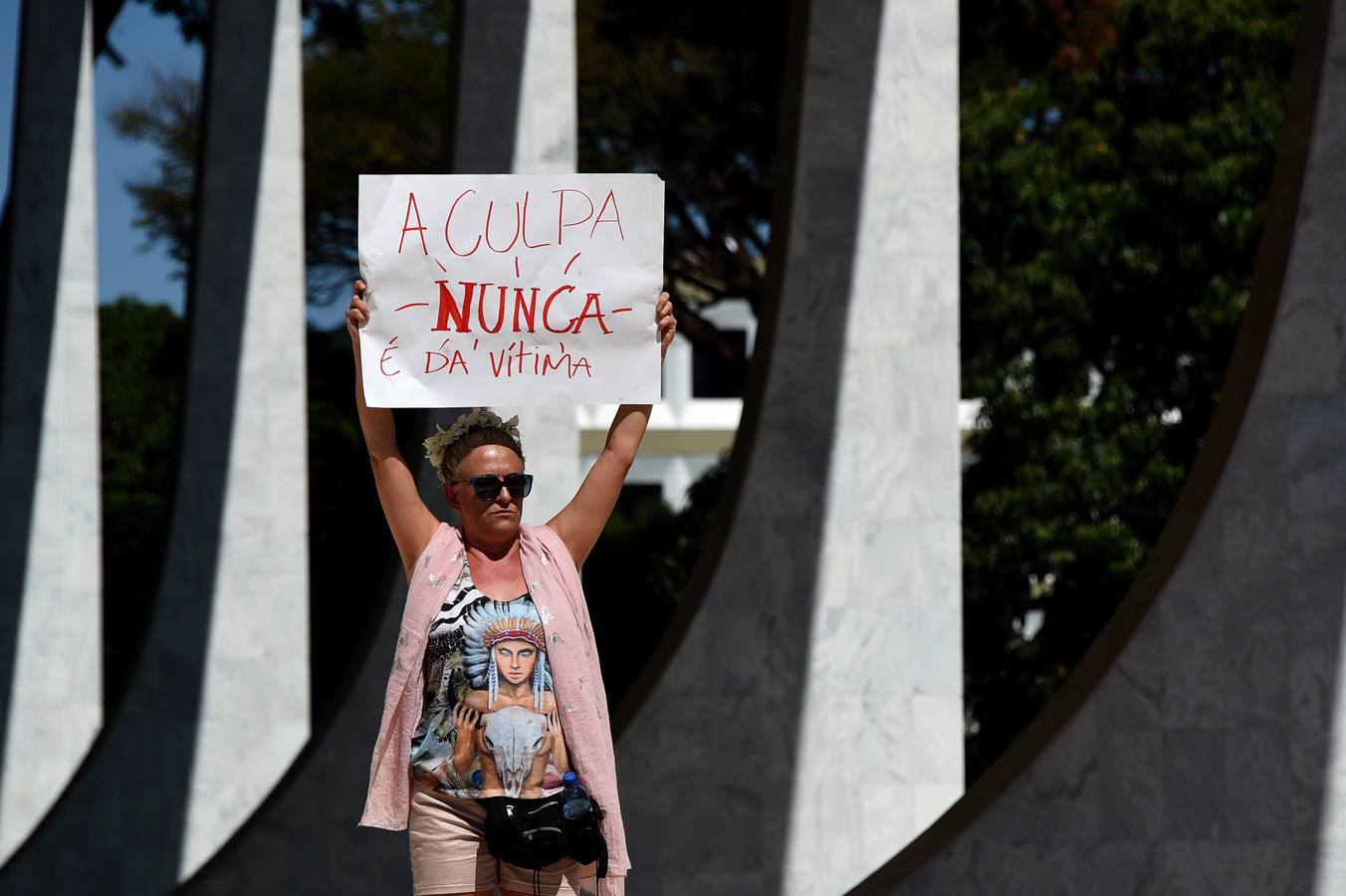 Brasil, rosas y sangre contra la violencia hacia la mujer