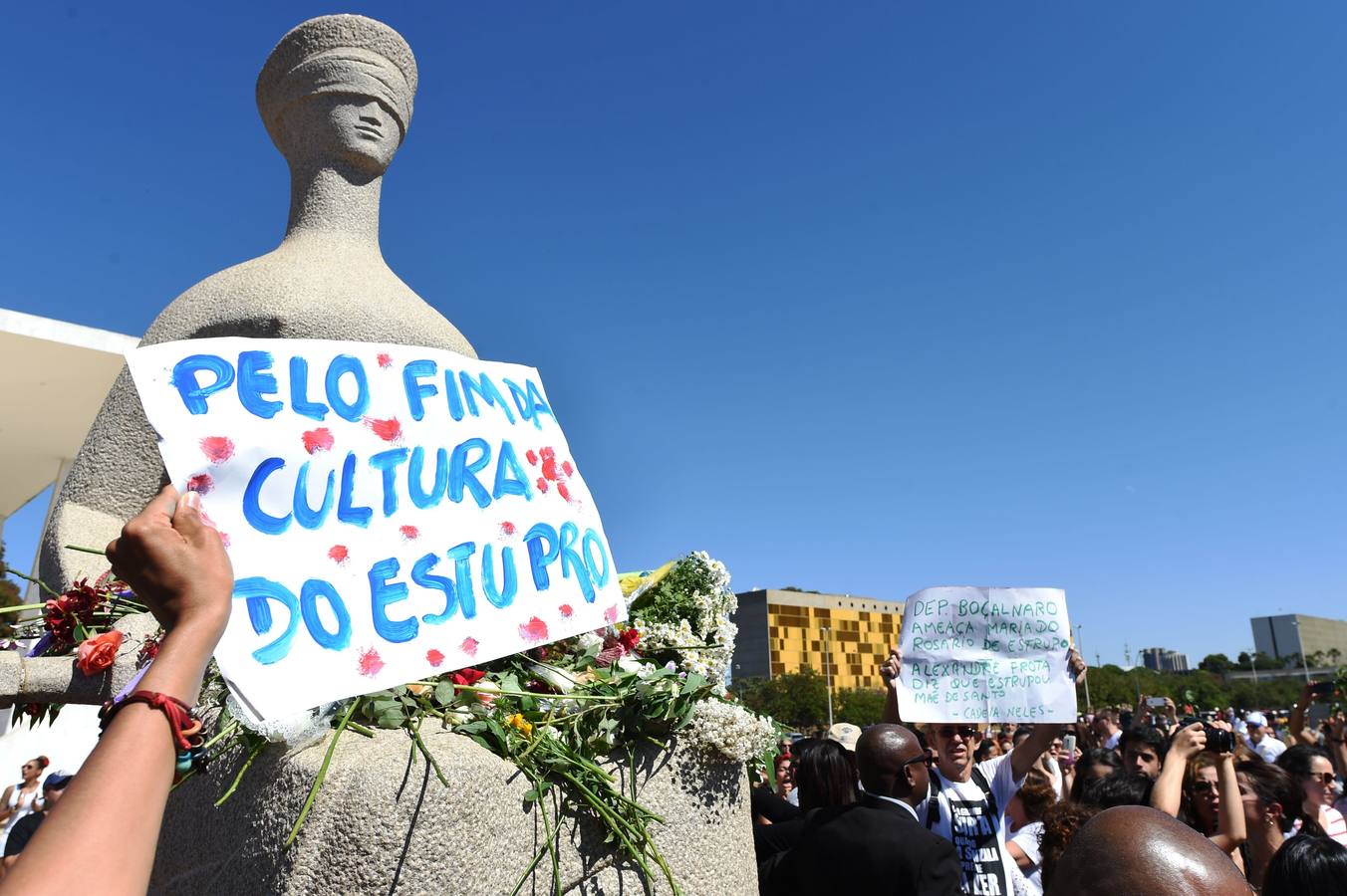 Brasil, rosas y sangre contra la violencia hacia la mujer