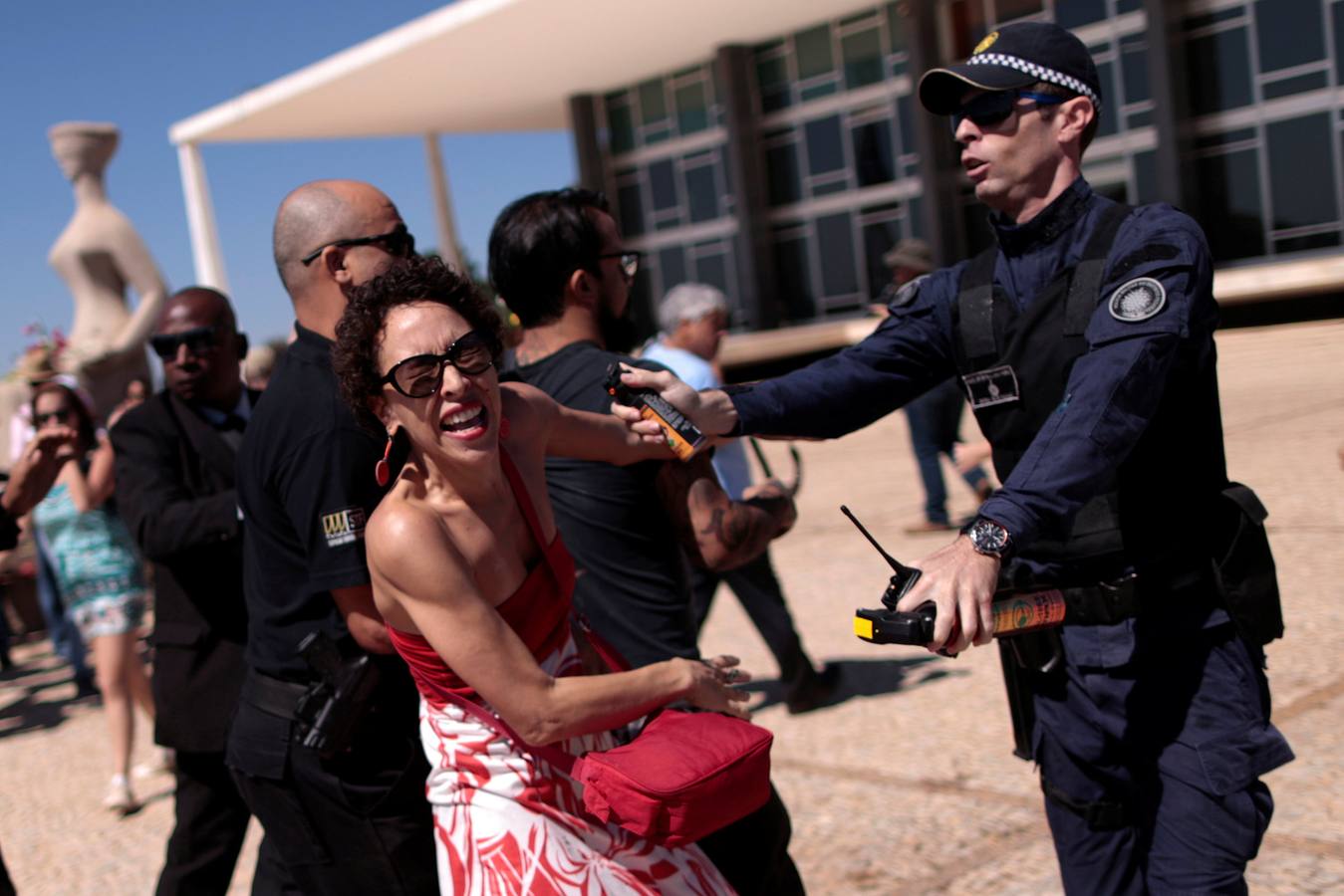 Brasil, rosas y sangre contra la violencia hacia la mujer