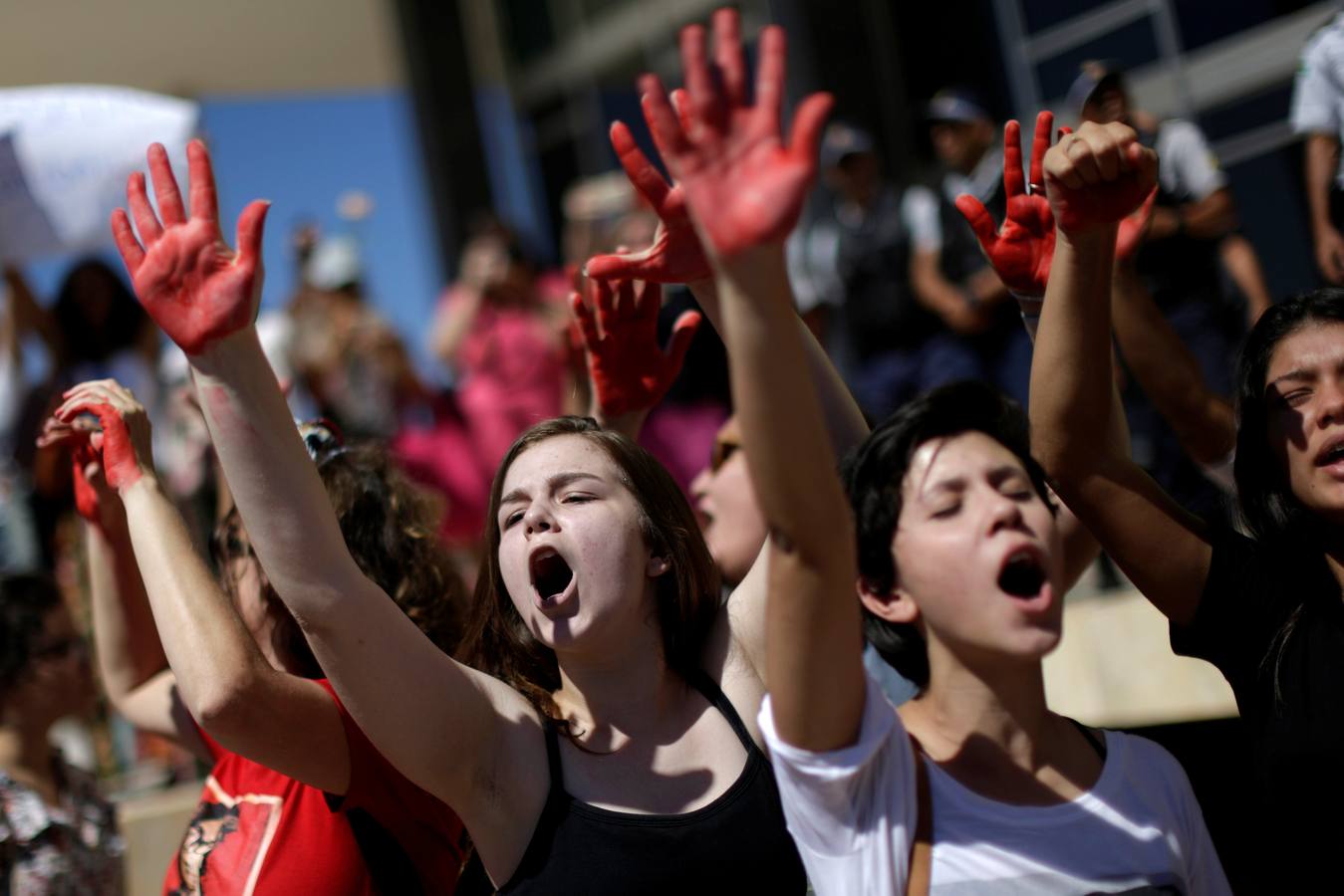 Brasil, rosas y sangre contra la violencia hacia la mujer