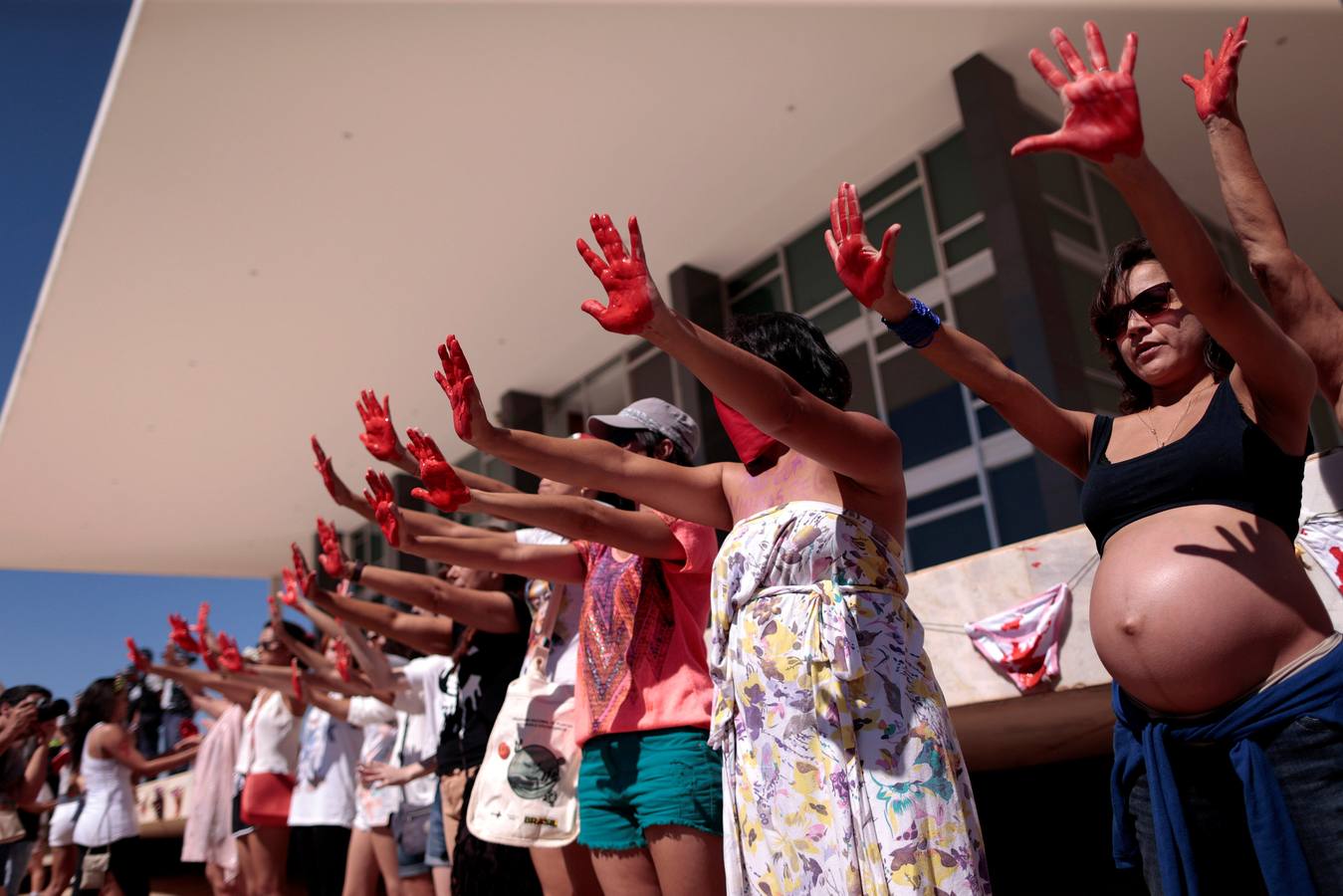 Brasil, rosas y sangre contra la violencia hacia la mujer