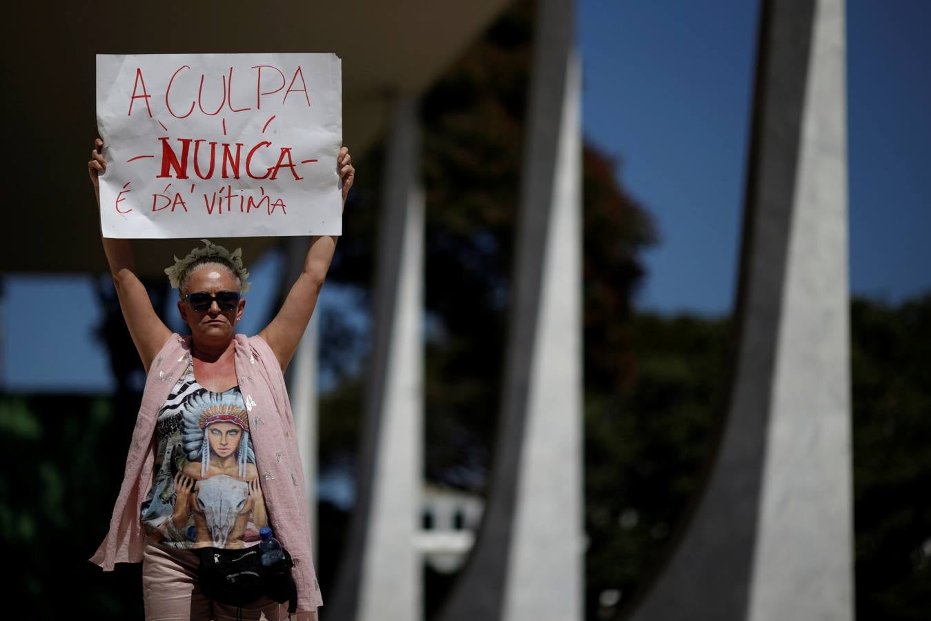 Brasil, rosas y sangre contra la violencia hacia la mujer