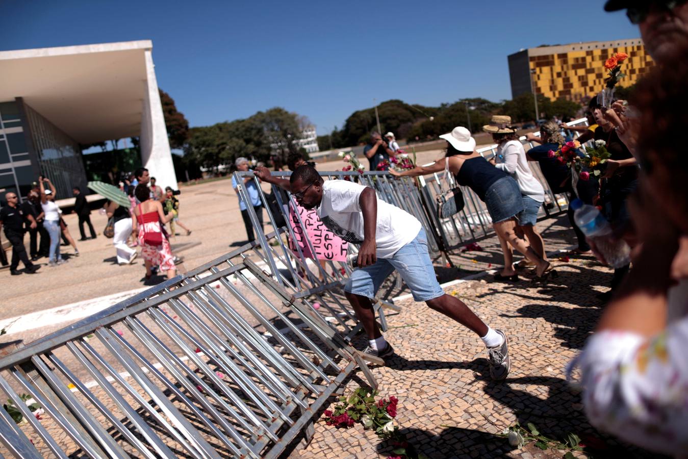 Brasil, rosas y sangre contra la violencia hacia la mujer