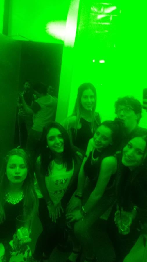 Un grupo de jóvenes se hace un selfie en el baño de la Sala Sonora.. 