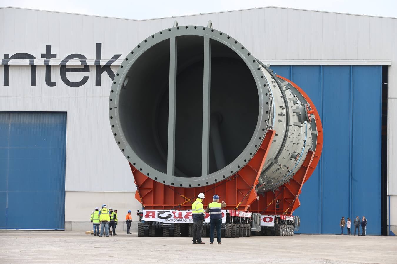 Dos gigantes en el Puerto de Bilbao