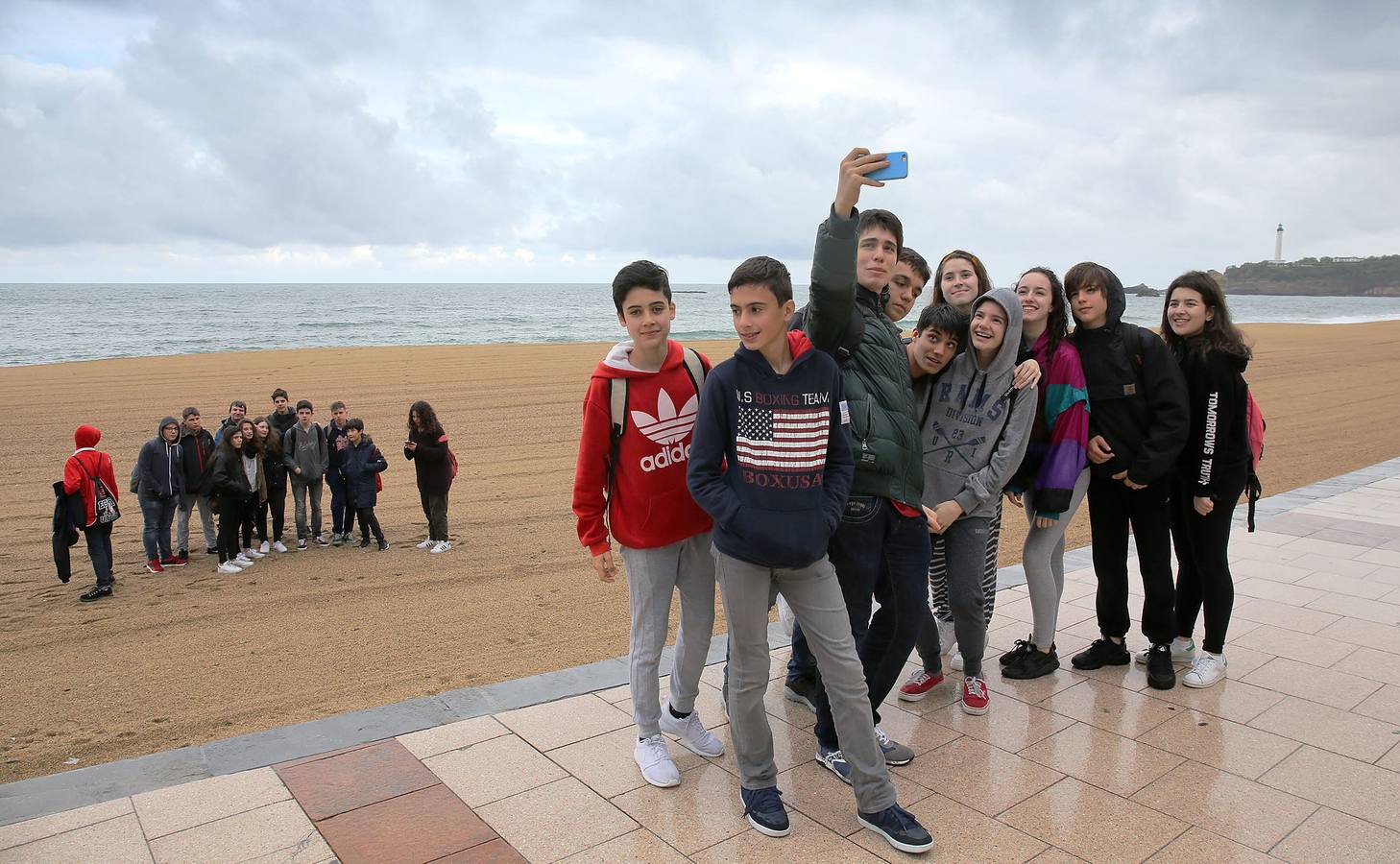 Un grupo de escolares visita la turística playa de Biarritz.