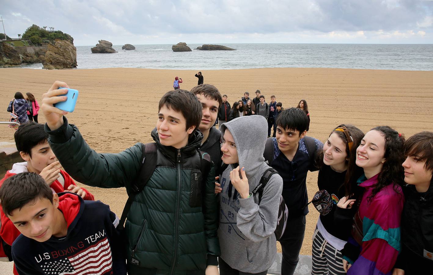 Un grupo de escolares se autorretrata en la turística playa de Biarritz.