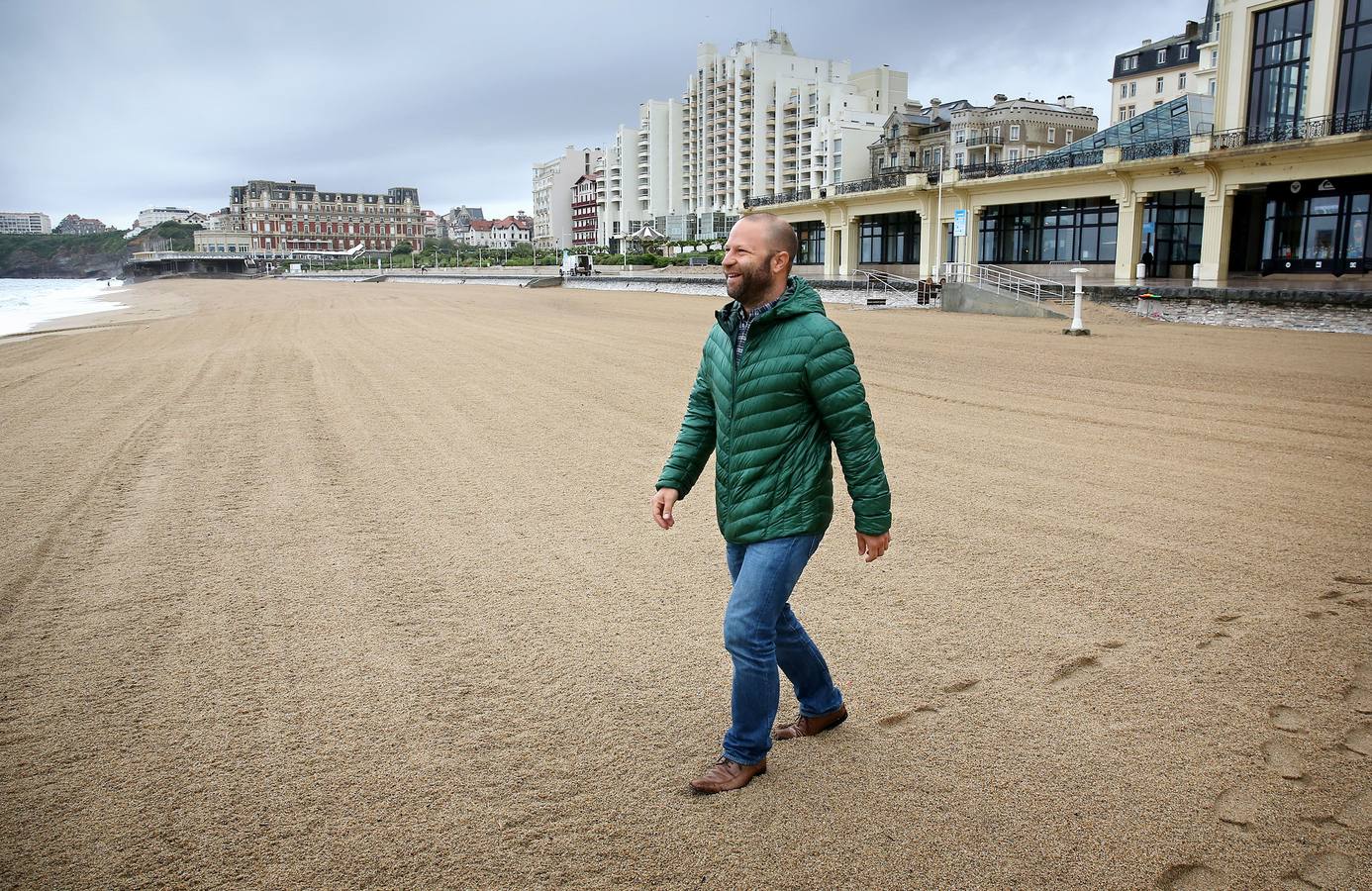 Philippe Naldas, responsable de la organización juvenil del partido Los Republicanos, antes UMP, en la playa de Biarritz.