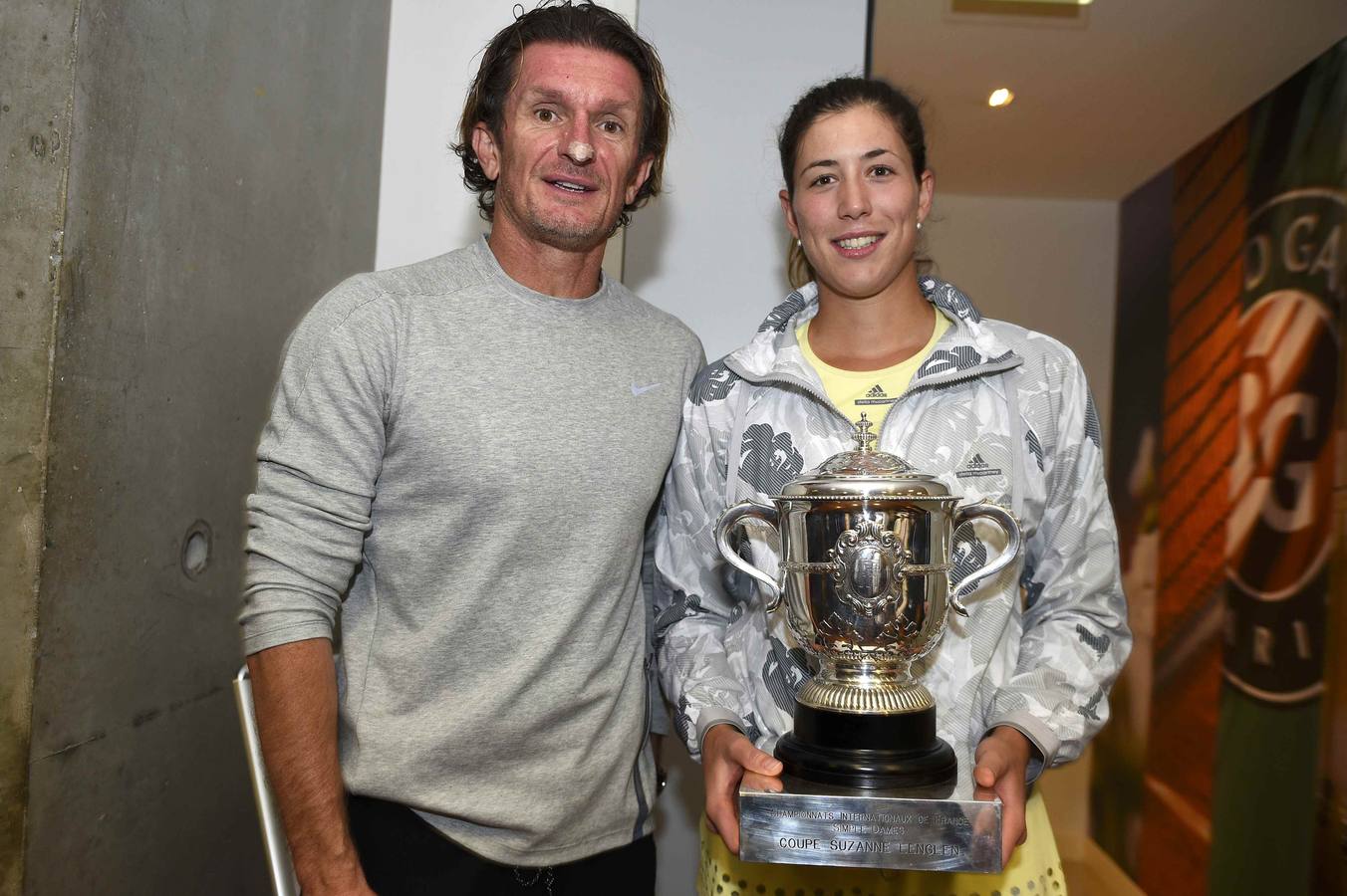 Garbiñe Muguruza posa con el trofeo de Roland Garros