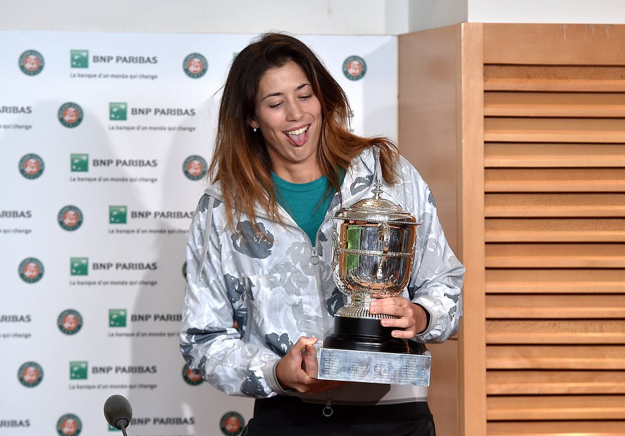 Garbiñe Muguruza posa con el trofeo de Roland Garros