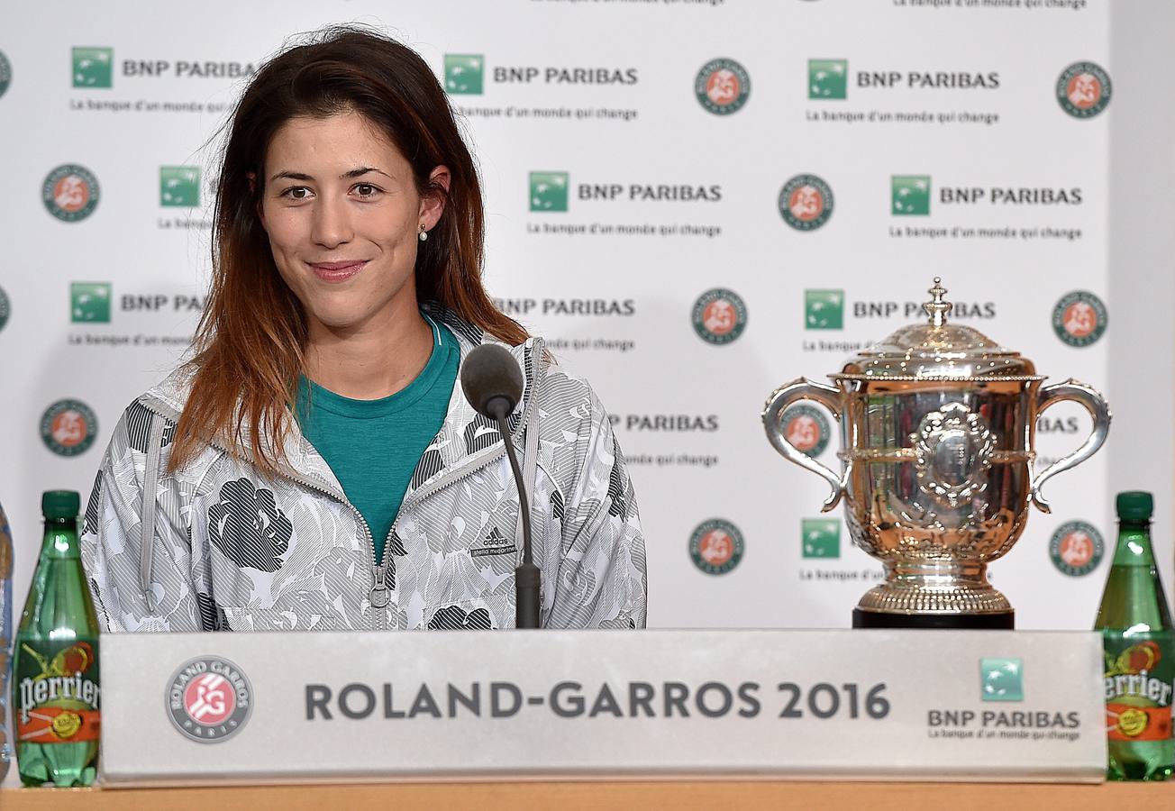 Garbiñe Muguruza posa con el trofeo de Roland Garros