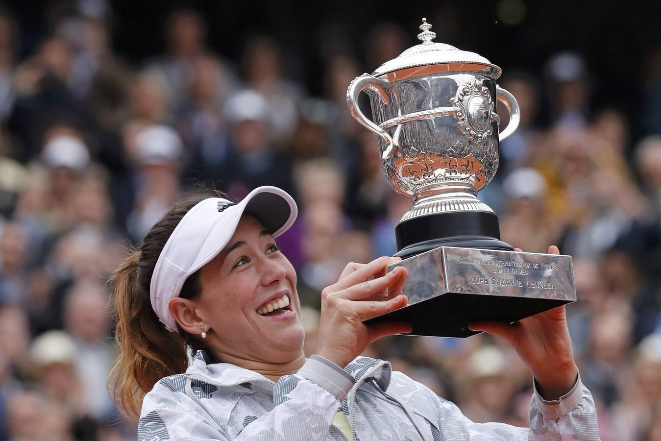 Garbiñe Muguruza posa con el trofeo de Roland Garros