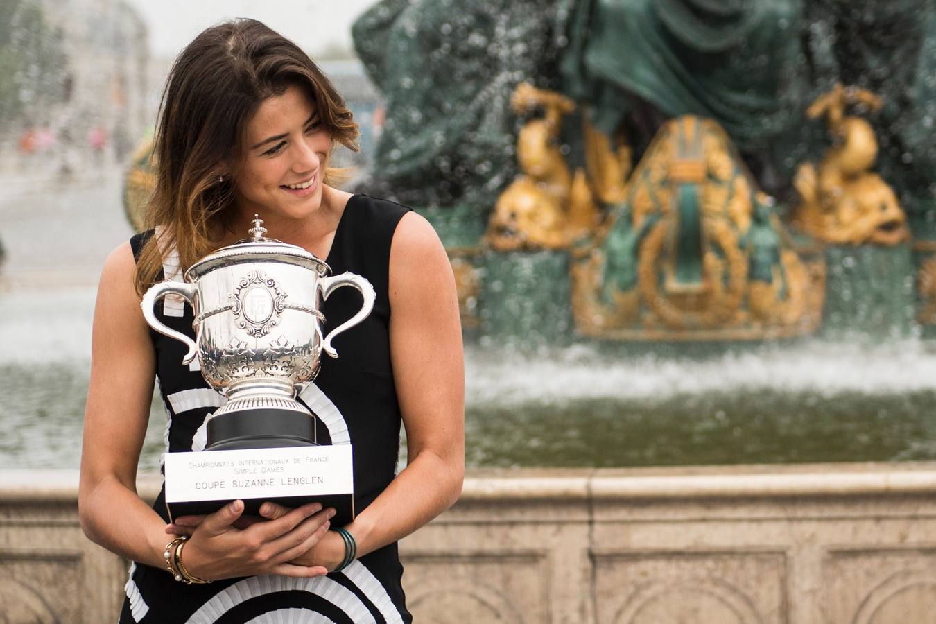 Garbiñe Muguruza posa con el trofeo de Roland Garros