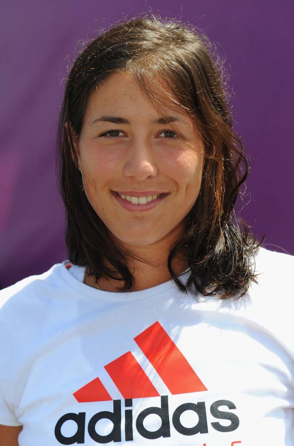 Garbiñe Muguruza posa con el trofeo de Roland Garros