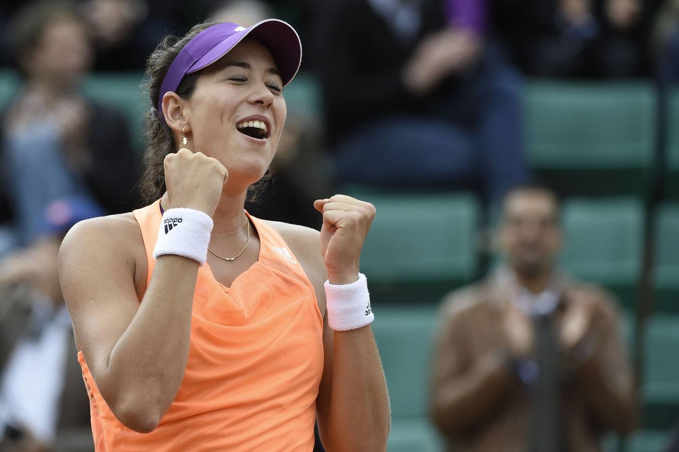 Garbiñe Muguruza posa con el trofeo de Roland Garros