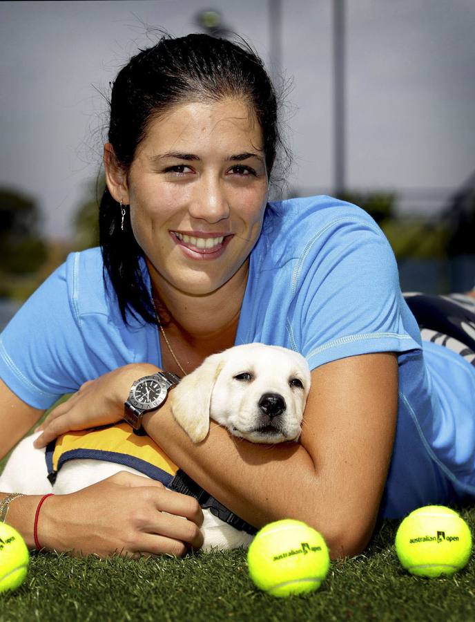 Garbiñe Muguruza posa con el trofeo de Roland Garros