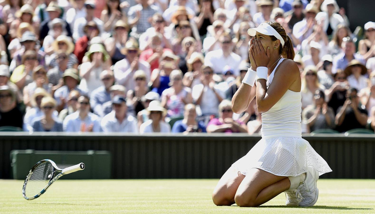 Garbiñe Muguruza posa con el trofeo de Roland Garros